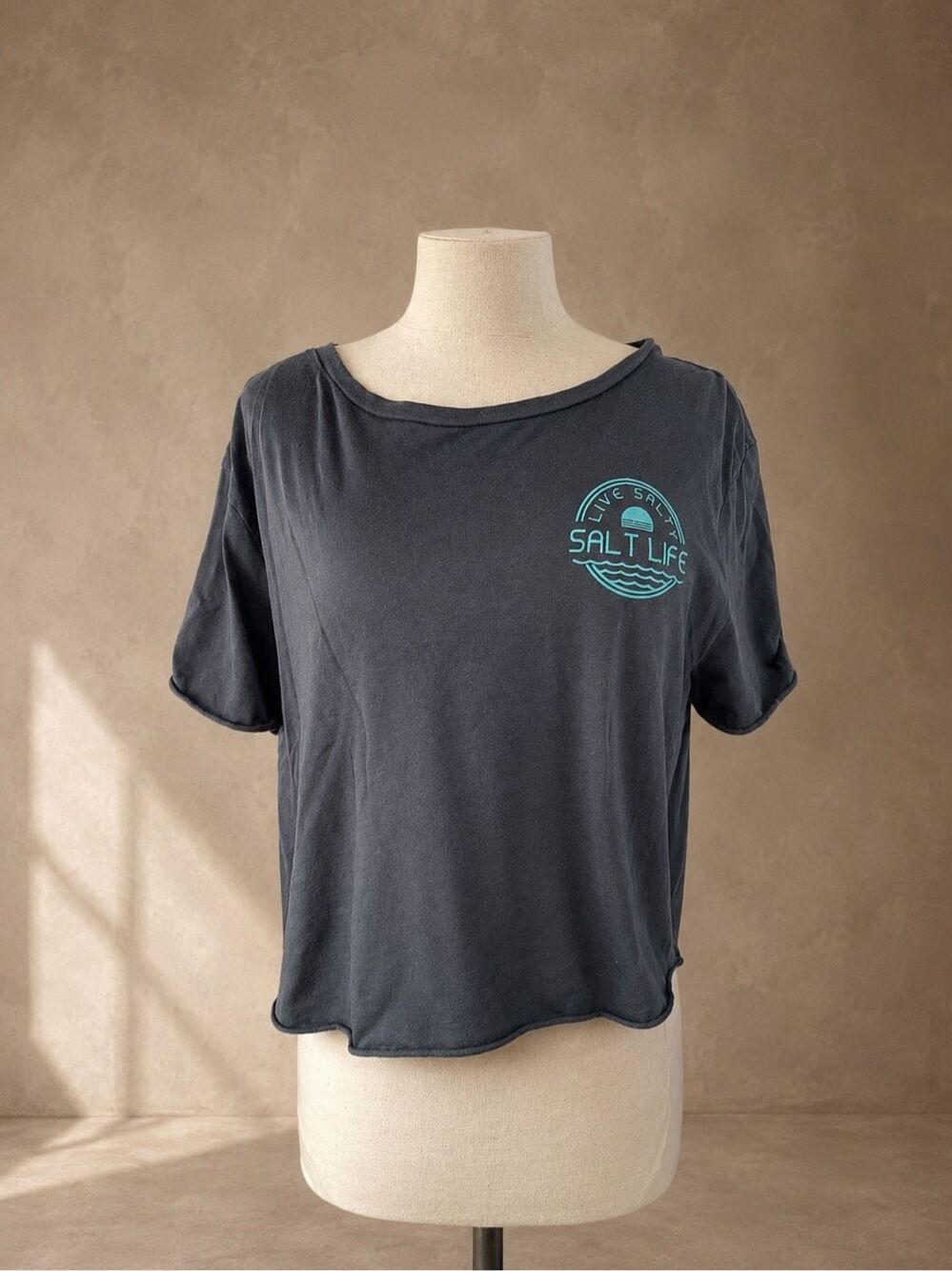 Salt Life XL Cropped Graphic Tee Raw Edge Charcoal Beach Surf